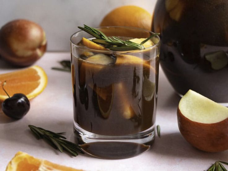 Trendy alcoholvrij drankje met fruit en rozemarijn in een glas.