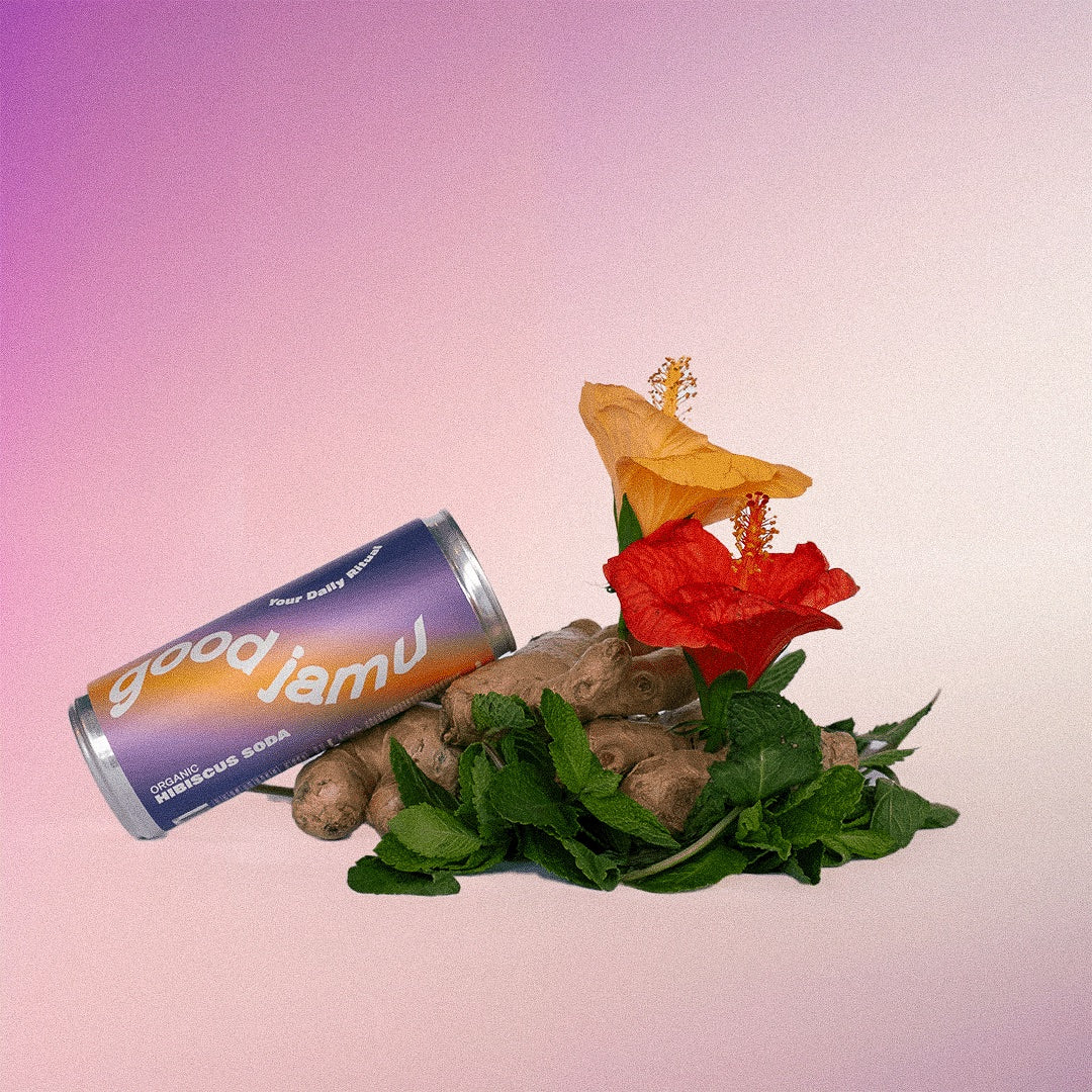 Hibiscusdrank Good Jamu met gember, munt en verse hibiscusbloemen