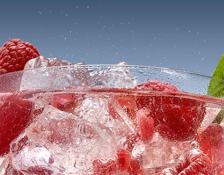 Verfrissende suikervrije drank met kurkuma, ijs en gember.