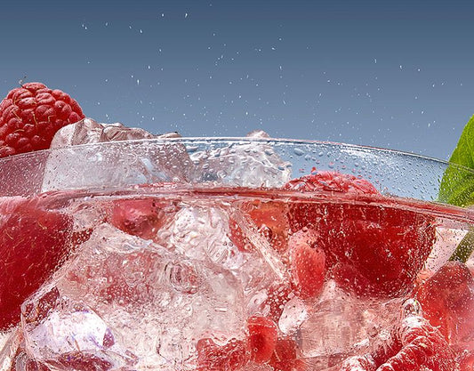 Verfrissende suikervrije drank met kurkuma, ijs en gember.