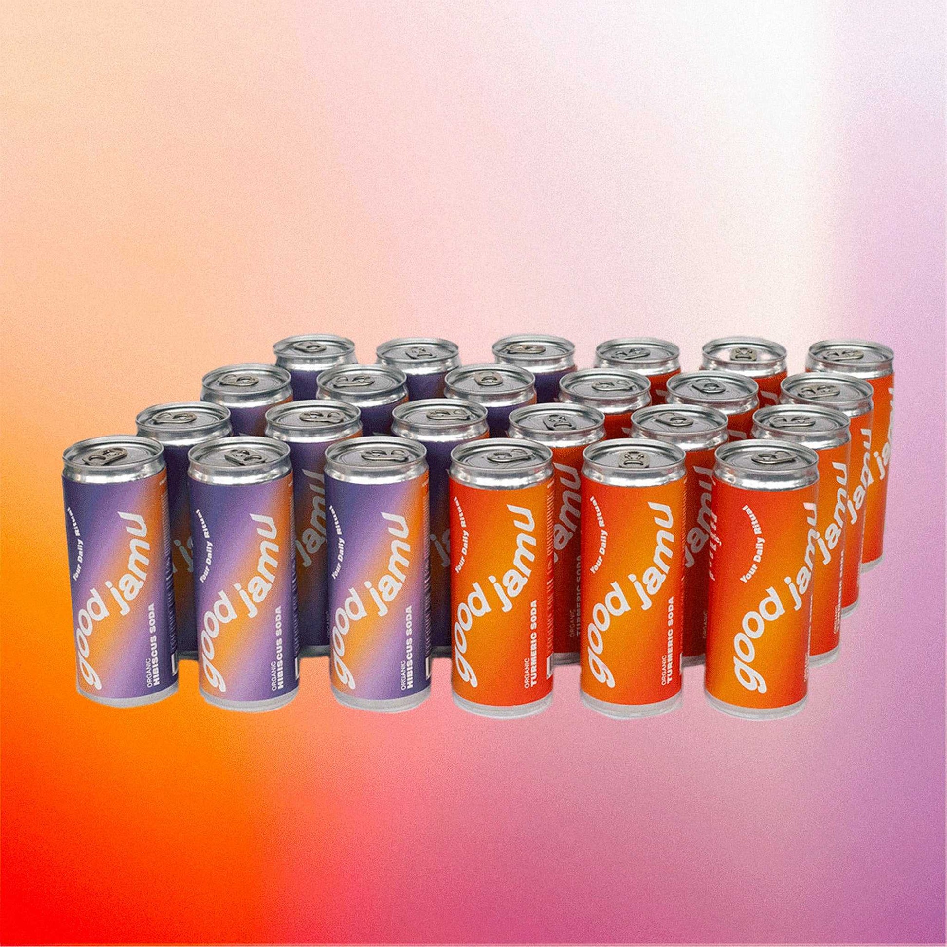 Biologische kurkuma en hibiscus frisdrank mix verpakking van 24 stuks met Good Jamu blikjes in oranje en paars, ideaal voor wellnessliefhebbers.