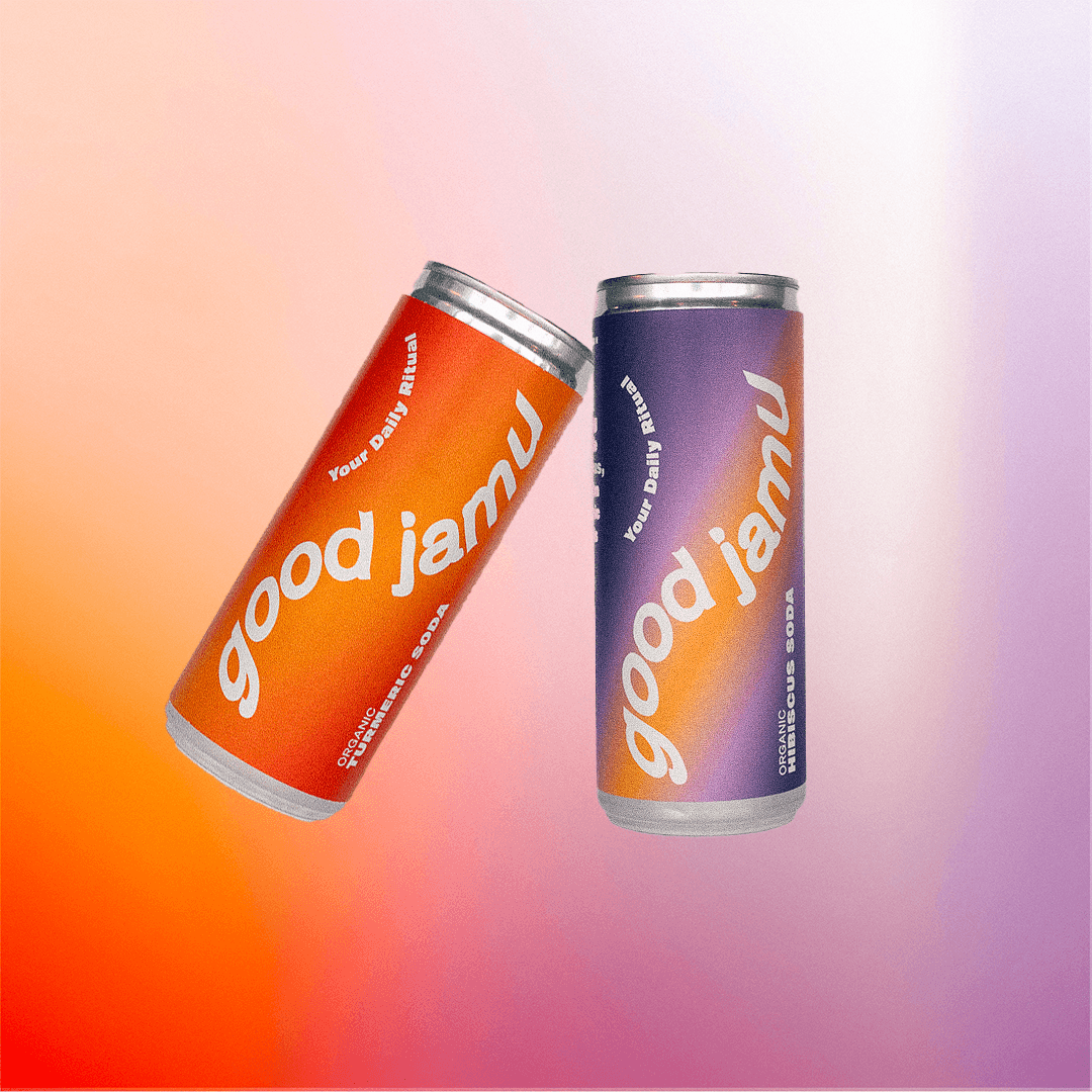 Biologische kurkuma en hibiscus frisdrank in mix verpakking van Good Jamu met twee kleurrijke blikjes tegen een gradient achtergrond.