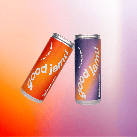 Biologische kurkuma en hibiscus frisdrank in mix verpakking van Good Jamu met twee kleurrijke blikjes tegen een gradient achtergrond.