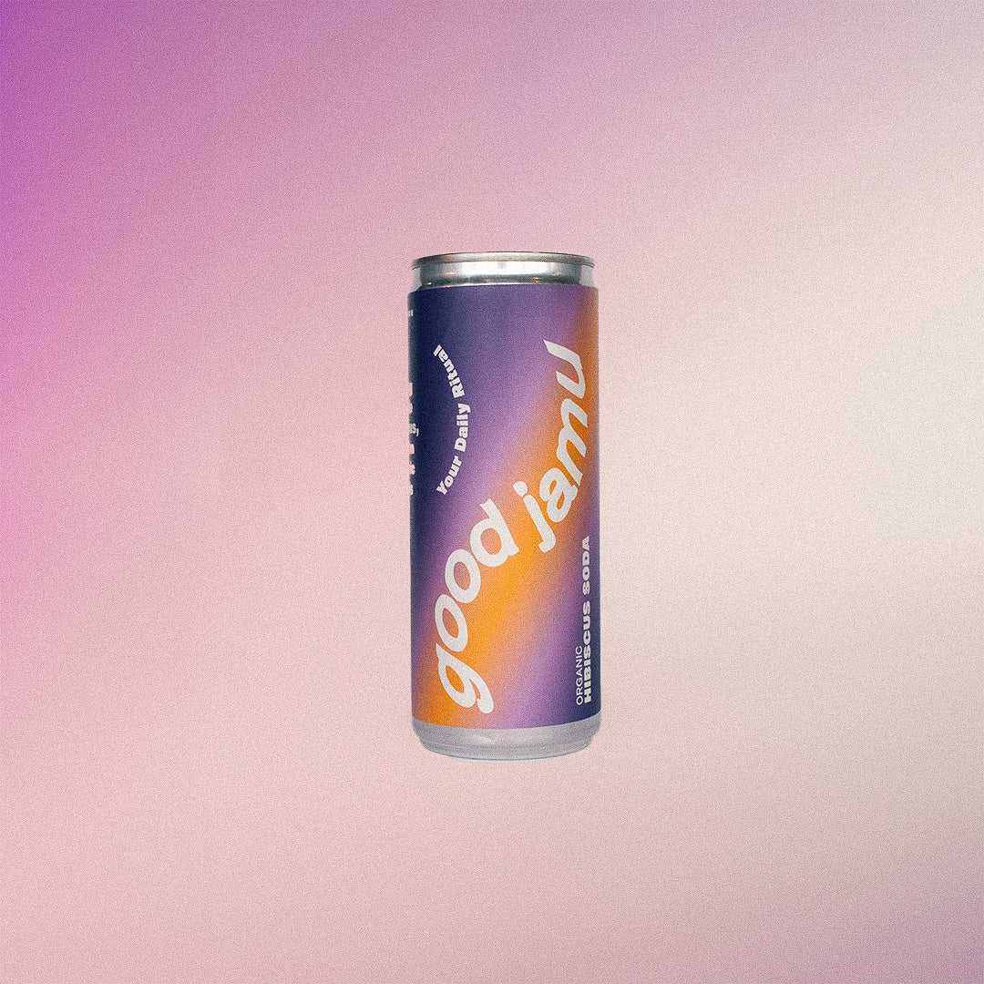 Biologische Hibiscus Soda - 12 van 24 Pack in kleurrijk blik met paarse en oranje gradient, laag in suiker en calorieën.