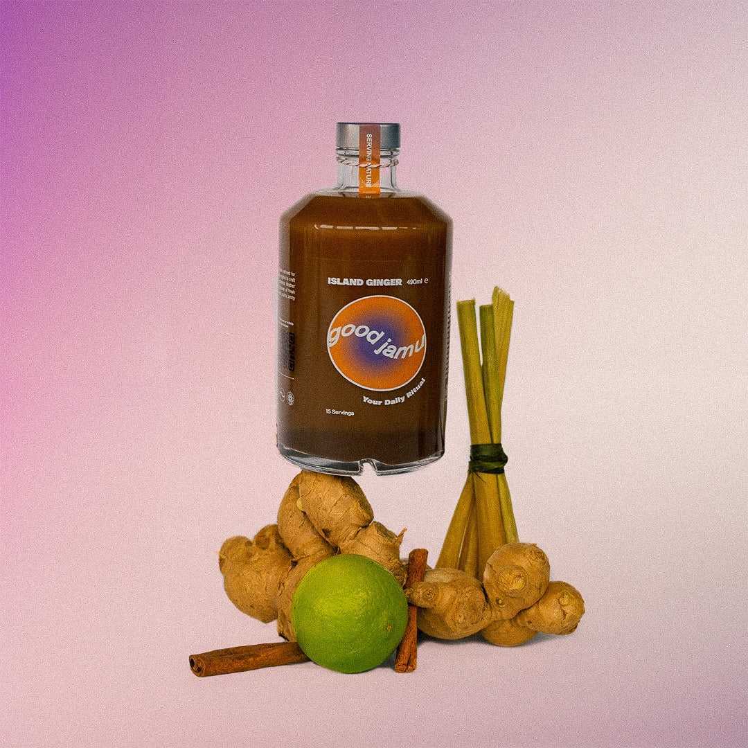 Island Ginger jamu fles met verse gember, limoen, kaneel en citroengras, een krachtige biologische detox drank uit Indonesië.
