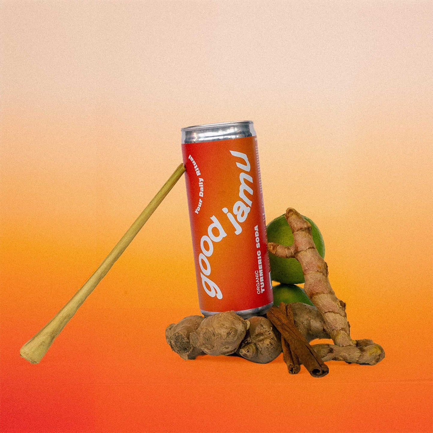 Turmeric Soda - Biologische Turmeric Frisdrank in rode blik, omringd door kurkuma, kaneel, gember, limoen en citroengras op oranje achtergrond.
