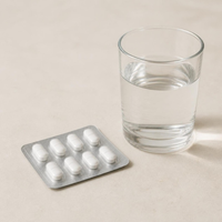 Pijnstillers met glas water